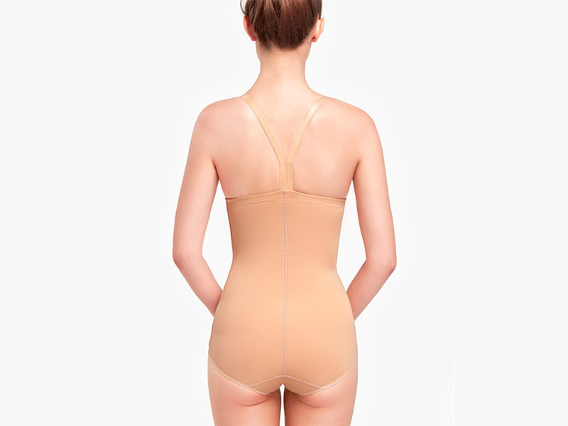 Body z szelkami zapinane na jeden rząd haftek